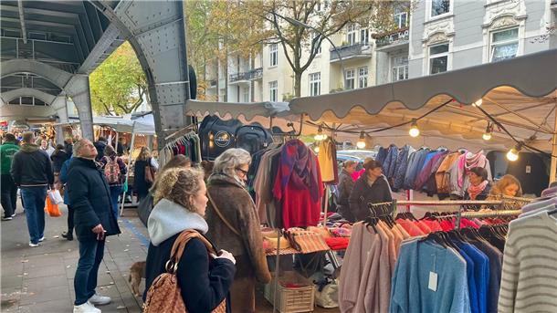 Frischer Wind in Hamburg: Isemarkt als Influencer-Treffpunkt Besucher stöbern auf dem Isemarkt in Hamburg.