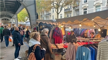 Frischer Wind in Hamburg: Isemarkt als Influencer-Treffpunkt Besucher stöbern auf dem Isemarkt in Hamburg.