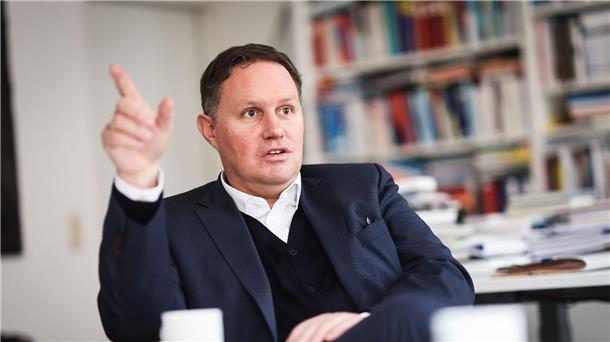 Kultursenator schreibt Buch über Springsteen-Songs Der Hamburger Kultursenator Carsten Brosda in seinem Büro.