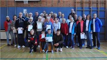 Der Hammelwarder Turnverein hatte zur Sportabzeichen-Verleihung eingeladen. Die erfolgreichen Sportlerinnen und Sportler erhielten zudem Urkunden.