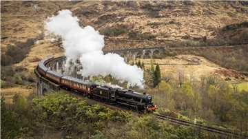 Der „Harry Potter“-Zug fährt normalerweise zweimal täglich auf der Strecke zwischen Fort William nach Mallaig an der Westküste.