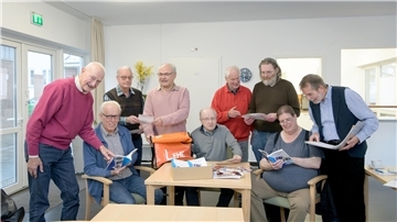 Der „harte Kern“ der ehrenamtlichen, passionierten Bremerhavener Hobby-Historiker-Truppe „Geschichtswerkstatt Lehe“ um Historiker Dr. Burkhard Hergesell (Vierter von links) 