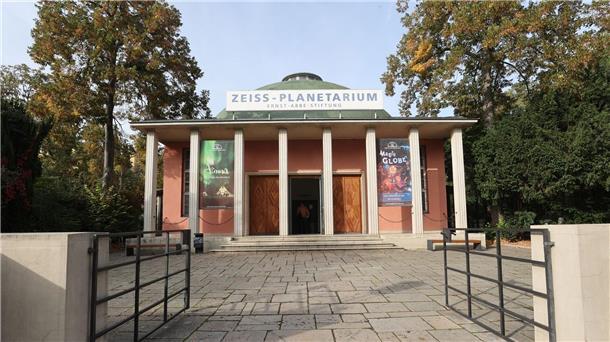 Zu den Sternen - 100 Jahre Planetarien Der Haupteingang des Planetariums in Jena.