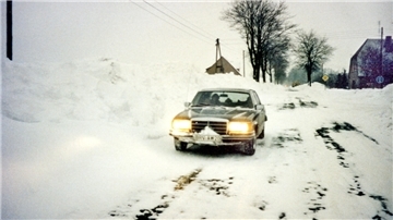Mercedes auf schneebedeckter Straße.