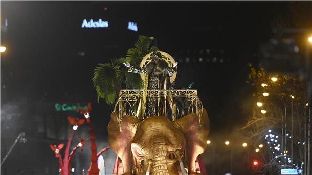 „Blackfacing“ zum Dreikönigstag: Madrid entschuldigt sich Der Heilige König Balthasar bei einem großen Umzug durch die Stadtmitte der spanischen Hauptstadt.