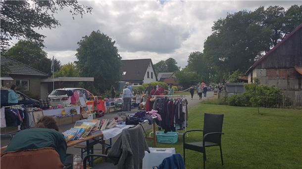 Der Hepstedter Langschläfer-Flohmarkt geht in die zweite Runde: Am 21. Mai verwandelt sich die Sandortstraße in eine Verkaufs- und Stöbermeile. Anmeldungen sind noch möglich.