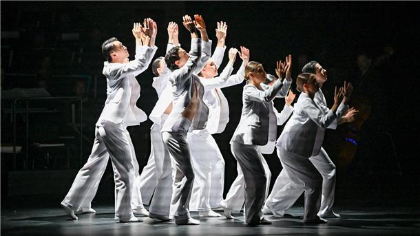 Der Herzlieb-Kohut-Preis für herausragende künstlerische Leistungen wird jedes Jahr bei der Gala verliehen. Dieses Mal ging er an die Ballett-Compagnie, die Ausschnitte aus der früheren Produktion „Die vier Jahreszeiten“ zeigte.