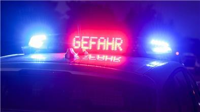 Der Hinweis „Gefahr“ leuchtet auf dem Dach eines Einsatzwagens der Polizei.