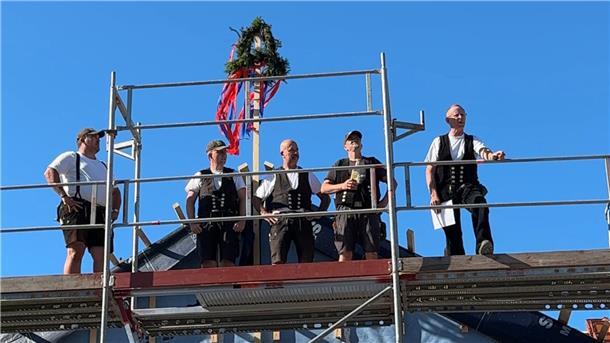 Richtfest für neues Feuerwehrgerätehaus in Ostendorf Der Höhepunkt des Richtfestes war der traditionelle Richtspruch, der von den Zimmerleuten vorgetragen wurde.