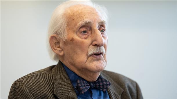 Der Holocaust-Überlebende Leon Weintraub spricht bei einem Pressegespräch an der Georg-August-Universität Göttingen.
