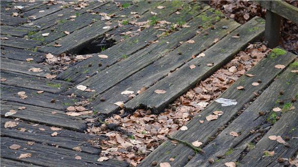 Der Holzbelag der Brücke ist morsch. Da eine sichere Passage nicht gegeben ist, hat der Schützenverein die Brücke gesperrt.