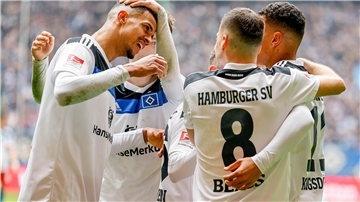 Der HSV feiert hier mit Robert Glatzel (links) den Treffer zum zwischenzeitlichen 5:1.