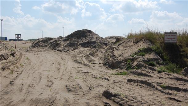 Der in dem Spülfeld neben der Raiffeisenstraße gelagerte Hafenschlick wird nun wieder abgefahren und in einer Spezialdeponie entsorgt.