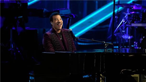 Der in die Rock & Roll Hall of Fame aufgenommene Lionel Richie singt während der Einführungszeremonie der Rock & Roll Hall of Fame 2022 im Microsoft Theater in Los Angeles.