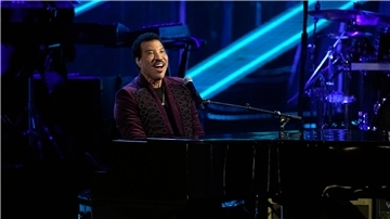 Der in die Rock & Roll Hall of Fame aufgenommene Lionel Richie singt während der Einführungszeremonie der Rock & Roll Hall of Fame 2022 im Microsoft Theater in Los Angeles.
