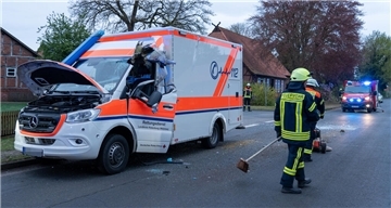 Der in Wohlsdorf bei Scheeßel verunglückte Rettungswagen.