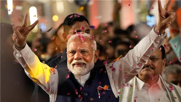 Der indische Premierminister Narendra Modi begrüßt seine Anhänger bei der Ankunft in der Zentrale der Bharatiya Janata Party (BJP).