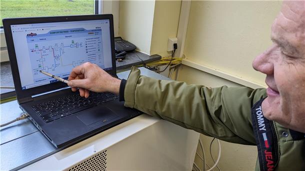 Erste Schule der Gemeinde mit Raumluftfiltern ausgestattet Der Ingenieur Christian kleine Holthaus erklärt die Arbeitsweise der Raumluftfilteranlage am Computer.