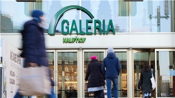 Der insolvente Warenhauskonzern Galeria Karstadt Kaufhof (GKK) ist nach eigenen Angaben bis zum Spätsommer durchfinanziert.