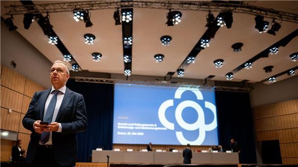 Der Insolvenzverwalter Stefan Denkhaus während der Gläubigerversammlung von Galeria Karstadt Kaufhof in der Messe Essen.
