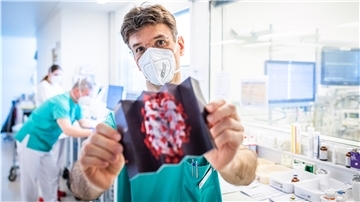 Der Intensivmediziner Dr. Oliver Radke kämpft mit seinem Team seit einem Jahr gegen das Coronavirus und behandelt Covid-Patienten auf der Intensivstation im Klinikum Reinkenheide.