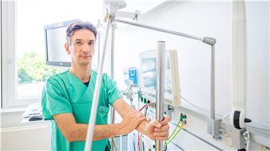 Der Intensivmediziner Oliver Radke und sein Team behandeln Covid-Patienten auf der Intensivstation im Klinikum Reinkenheide. Foto: Hartmann