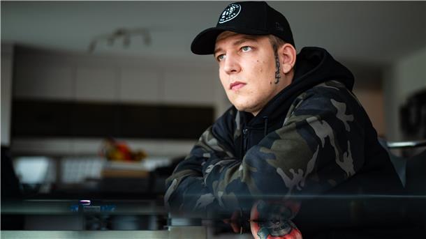 So hilft der Streamer MontanaBlack der Buxtehuder Tiertafel Marcel Eris, YouTuber, spricht bei einem Interview in seiner Wohnung