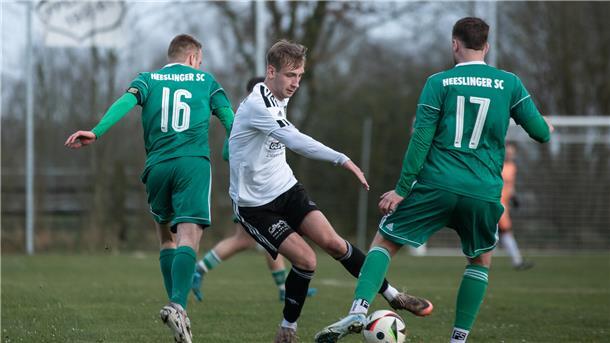 Ippensen entscheidet Derby gegen Heeslinger SC II mit 2:1 für sich Der Ippenser Tom Brandt tanzt sich an Maximilian Benz (17) und Christo Stergioulas (16) vorbei.