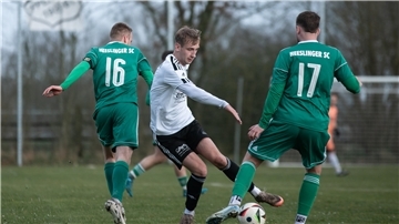 Der Ippenser Tom Brandt tanzt sich an Maximilian Benz (17) und Christo Stergioulas (16) vorbei.