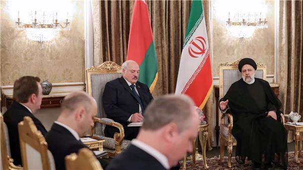 Iran und Belarus wollen Beziehungen ausbauen Der iranische Präsident Ebrahim Raisi (r) empfängt den belarussischen Machthaber Alexander Lukaschenko im Saadabad-Palast.