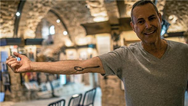 Der israelisch-britische Illusionist und TV-Moderator Uri Geller in seinem Museum in Tel Aviv.