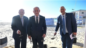 Der israelische Ministerpräsident Benjamin Netanjahu (M) bei der Grundsteinlegung für eine Promenade, die nach US-Präsident Donald Trump benannt ist. 