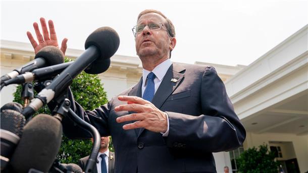 Israels Präsident Herzog will die USA beruhigen Der israelische Präsident Izchak Herzog spricht zu den Medien vor dem Westflügel des Weißen Hauses nach einem Treffen mit US-Präsident Biden.