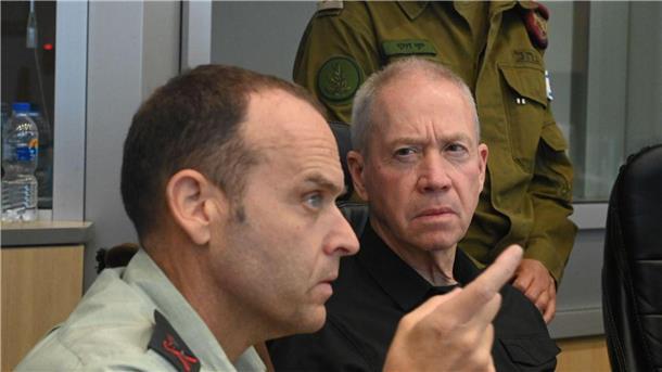 Der israelische Verteidigungsminister Yoav Gallant (r) sitzt in einem Einsatzraum der Israelischen Verteidigungskräfte (IDF), während er die nächtliche Operation in der Stadt Dschenin verfolgt.