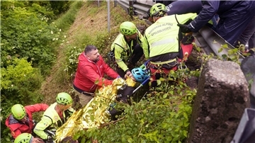 Der Italiener Alessio Martinelli wird nach seinem Sturz von Rettungskräften behandelt.