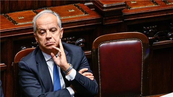 Der italienische Innenminister Matteo Piantedosi nimmt an einer Sitzung im Unterhaus zur Vertrauensabstimmung über das Kabinett Meloni teil.