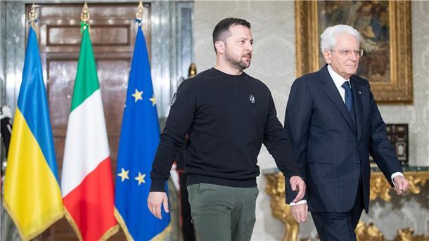 Präsident Selenskyj in Rom - Italien sichert Hilfe zu Der italienische Präsident Sergio Mattarella (r.) mit seinem Gast aus der Ukraine.