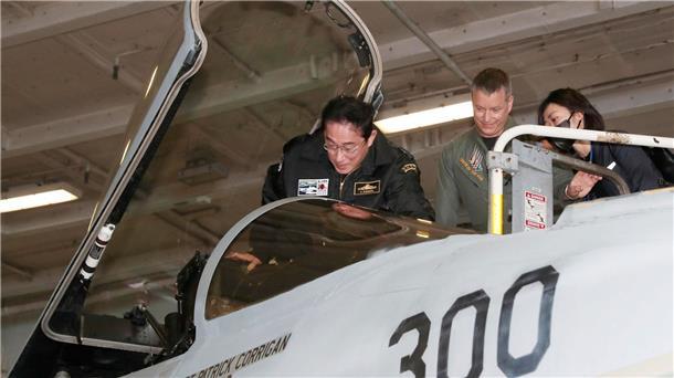 Japan rüstet militärisch massiv auf Der japanische Premierminister Fumio Kishida stigt in ein Cockpit eines US-Kampfjets.
