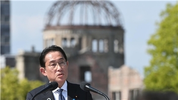 Der japanische Premierminster Fumio Kishida spricht im Peace Memorial Park während der Pressekonferenz der Präsidentschaft des G7-Gipfels.