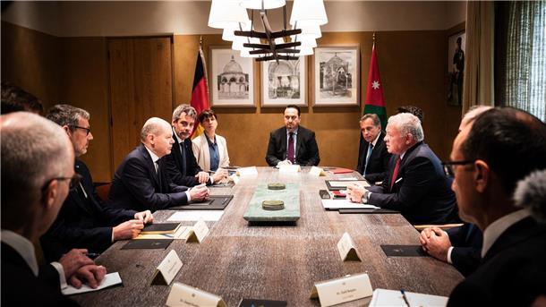 Der jordanische König König Abdullah II. (M.r.) empfängt Bundeskanzler Olaf Scholz in Akaba.