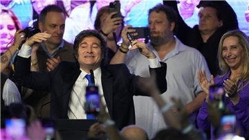Wahltriumph: Milei kann Reformkurs in Argentinien fortsetzen Der Jubel nach dem Sieg: Die Partei von Argentiniens Präsidenten Milei konnte bei der Kongresswahl zahlreiche Mandate hinzugewinnen.