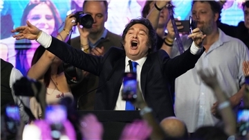 Mileis Überraschungserfolg bei Kongresswahl in Argentinien Der Jubel nach dem Sieg: Für Argentiniens Präsident Javier Milei verlief die Kongresswahl erfolgreich.