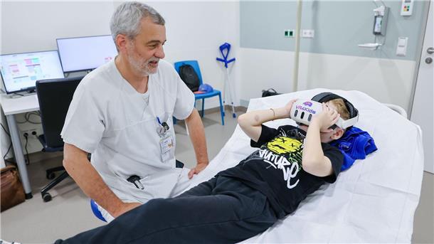 Der Junge im Krankenhaus kann mit der VR-Brille auf dem Rummel einen Rundgang machen. 