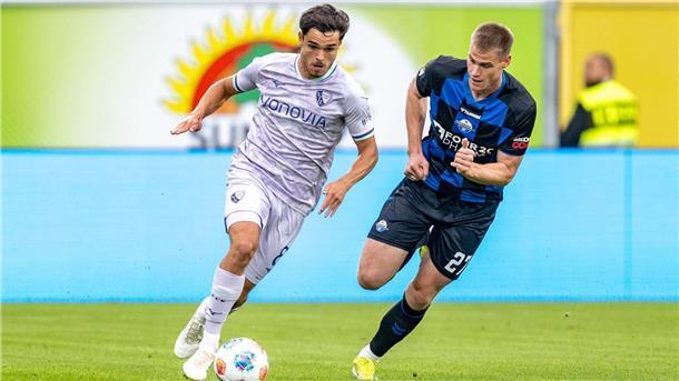 Nächste Niederlage für Bochum - 0:1 in Paderborn Der junge Kjell Wätjen (li) im Duell mit Routinier Steffen TIgges.