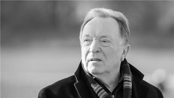 Hunderte bei Gedenkfeier für Peter Sodann in Halle Der Kabarettist, Schauspieler und Regisseur Peter Sodann ist im April im Alter von 87 Jahren gestorben.