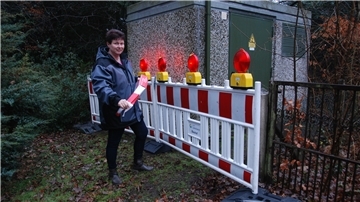 Der Kampf gegen Rehe auf dem Friedhof in Langen geht weiter. Anja Heins hat am Holzackerweg, auf der Rückseite des Geländes, eine Absperrvorrichtung mit leuchtenden Lampen aufgestellt und hofft, dass jetzt auch der letzte Zugang für die Tiere blockiert sein wird.