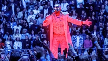 Der kanadische Sänger Abel Makkonen - besser bekannt als The Weeknd - gibt im Hamburger Volksparkstadion sein erstes von fünf Deutschland-Konzerten.