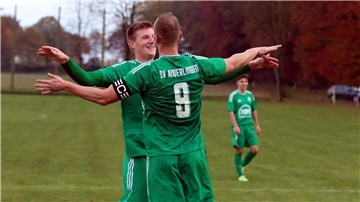 Der Kapitän Andre Steffens und der Goalgetter Lucas Heins jubeln: Der SV Anderlingen setzte sich mit 4:1 gegen Heeslingen II durch.