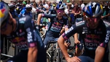 Der Kapitän ist raus: Primoz Roglic (M) musste die Tour verletzt verlassen.