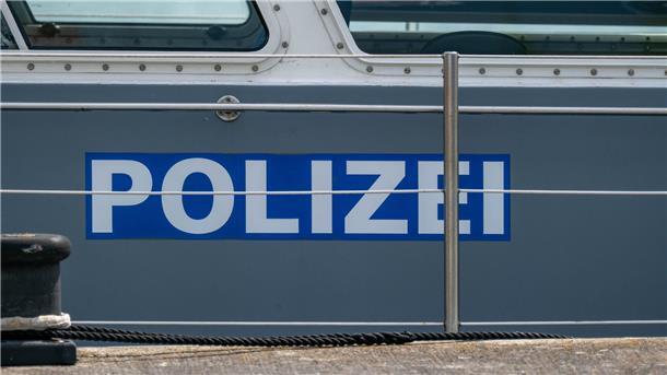 Kapitän steuert Frachtschiff mit zwei Promille Der Kapitän versuchte nach Aufforderung der Polizei minutenlang, das Frachtschiff anzulegen. (Symbolbild)